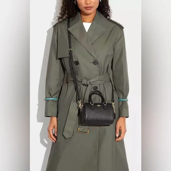 Coach mini Rowan 
New
Black with gold hardware - Picture 14 of 16